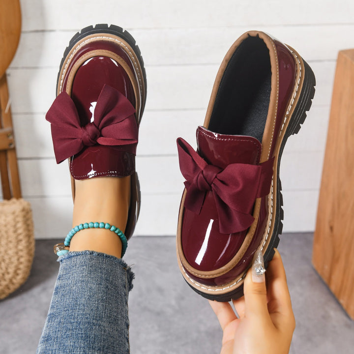Women's patent leather loafers with large decorative bow and profiled rubber sole Mune Fashion