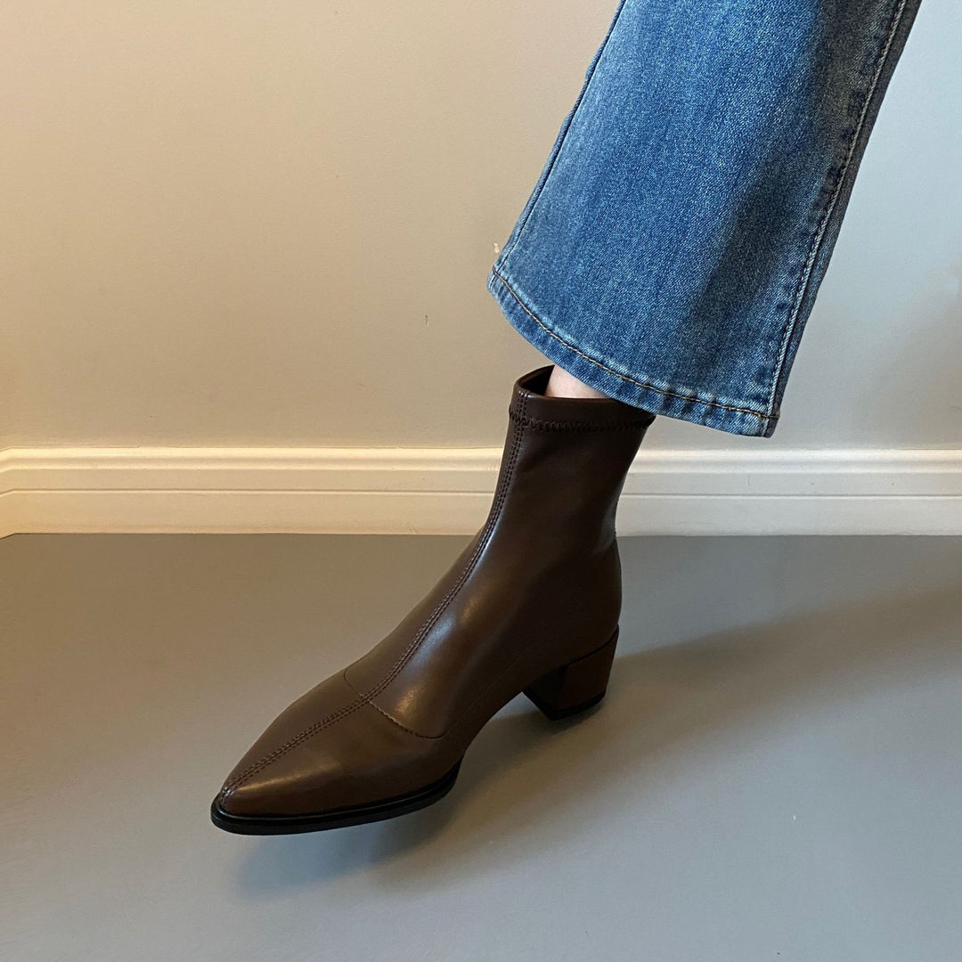 Women ankle-high leather ankle boots with pointed toe shape and sculpted block heel Mune Fashion