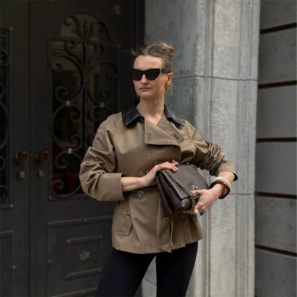 Women's short trench coat with tailored silhouette, tie belt and contrast collar Mune Fashion