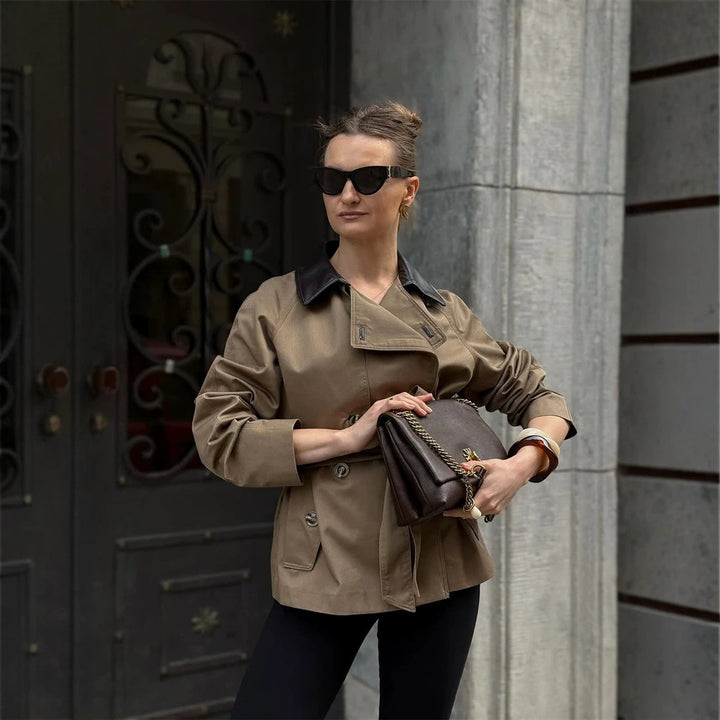 Women's short trench coat with tailored silhouette, tie belt and contrast collar Mune Fashion