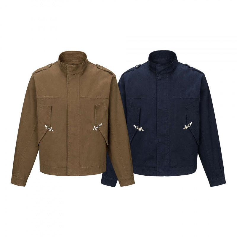 Men's short-cut field jacket made of cotton canvas with stand-up collar, shoulder flaps, and adjustable flap pockets Mune Fashion