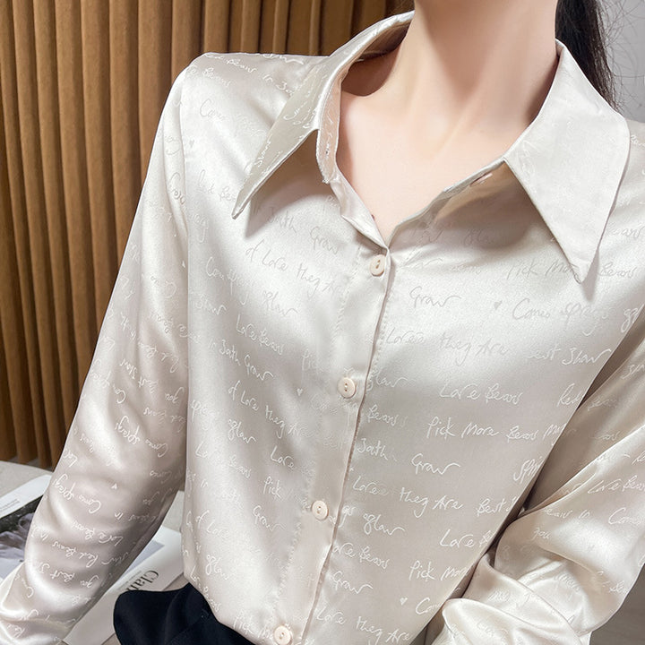 Ladies satin blouse with delicate jacquard writing, pointed shirt collar and continuous button closure Mune Fashion