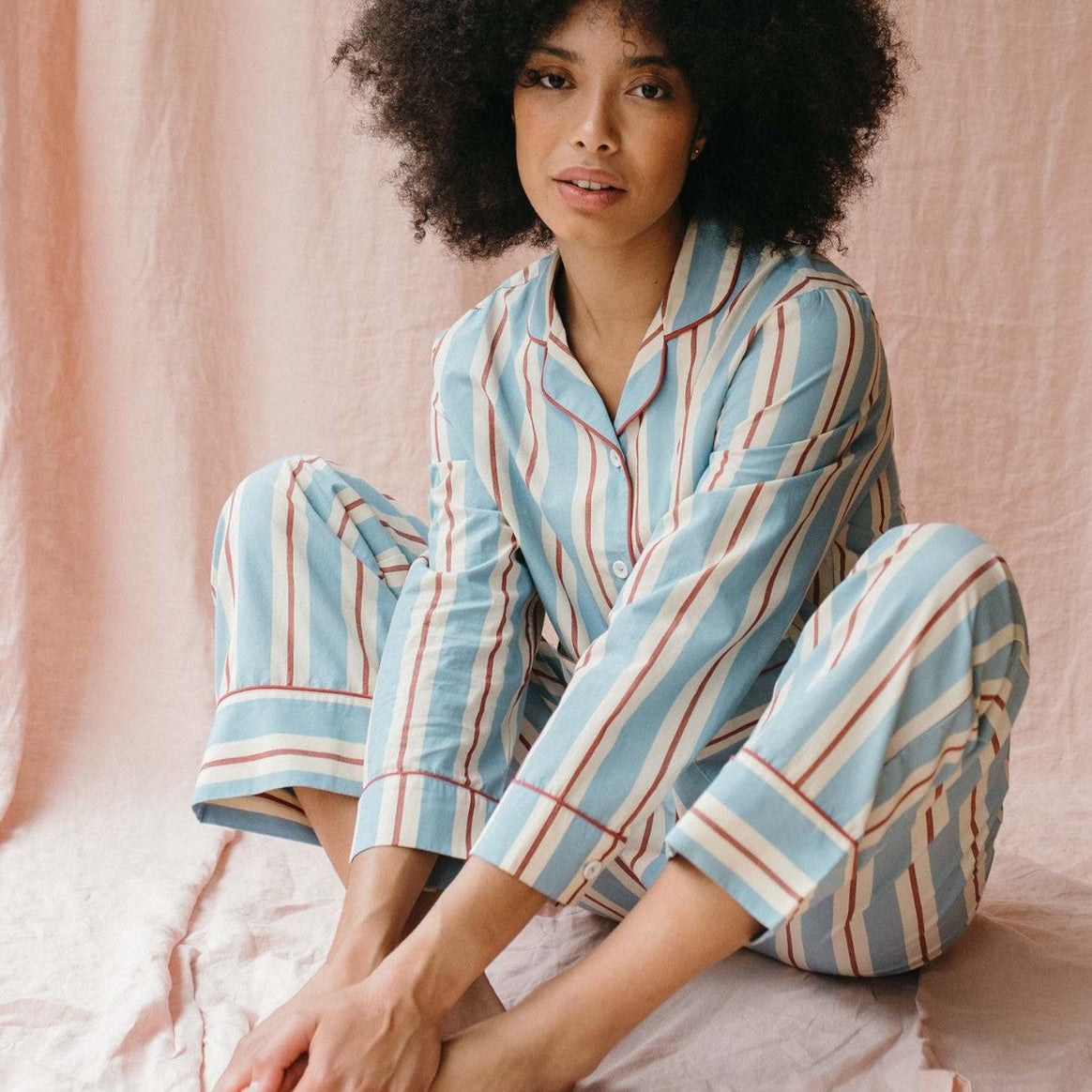 Women's Pajama Set with Trendy Striped Pattern Mune