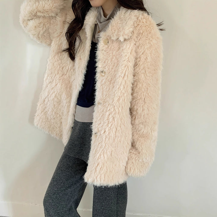 Women Fluffy Teddy Coat made of Faux Fur with Shirt Collar and Boxy Silhouette Mune Fashion