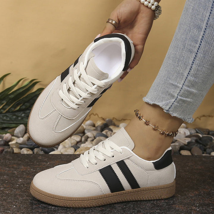 Ladies Retro Sneaker with suede look, gum sole and contrasting stripes Mune Fashion