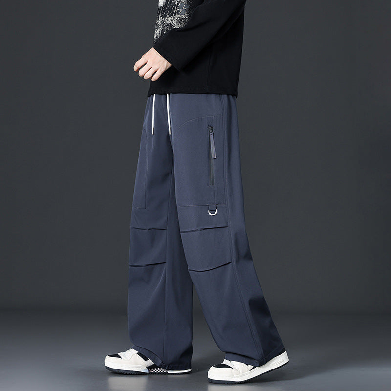 Men's cargo pants with a wide cut and practical pockets