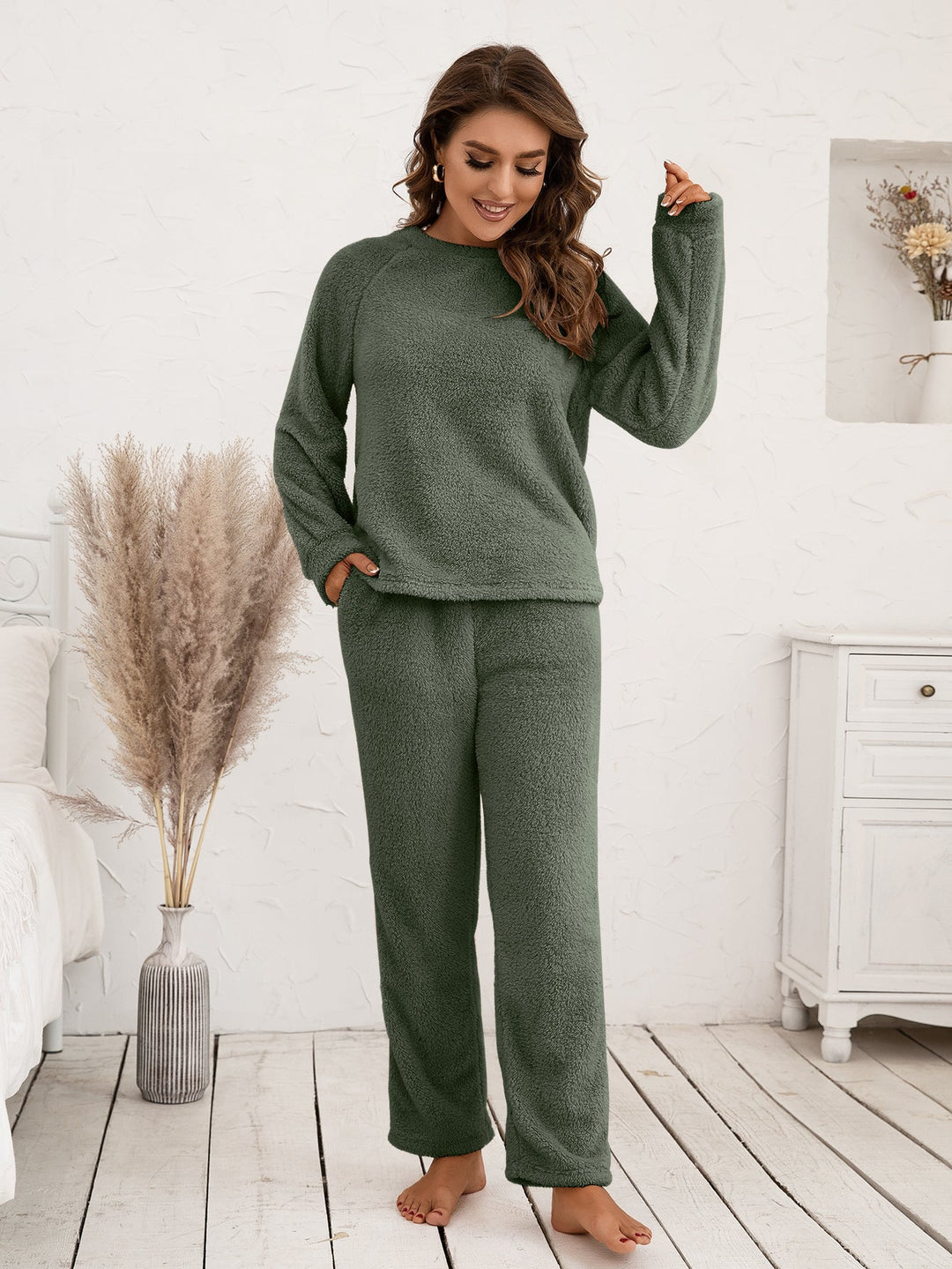 Women Cozy Fleece Pajama Set with Long Sleeves and Comfortable Pants Mune