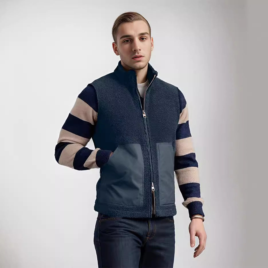 Women short-cut bouclé fleece vest with stand-up collar, two-way zipper and contrasting patch pockets Mune Fashion