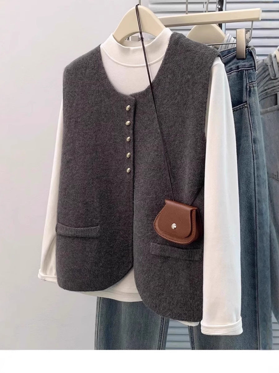 Women Short Cut Sleeveless Knit Vest with Pearl Button Placket and Patch Pockets Mune Fashion