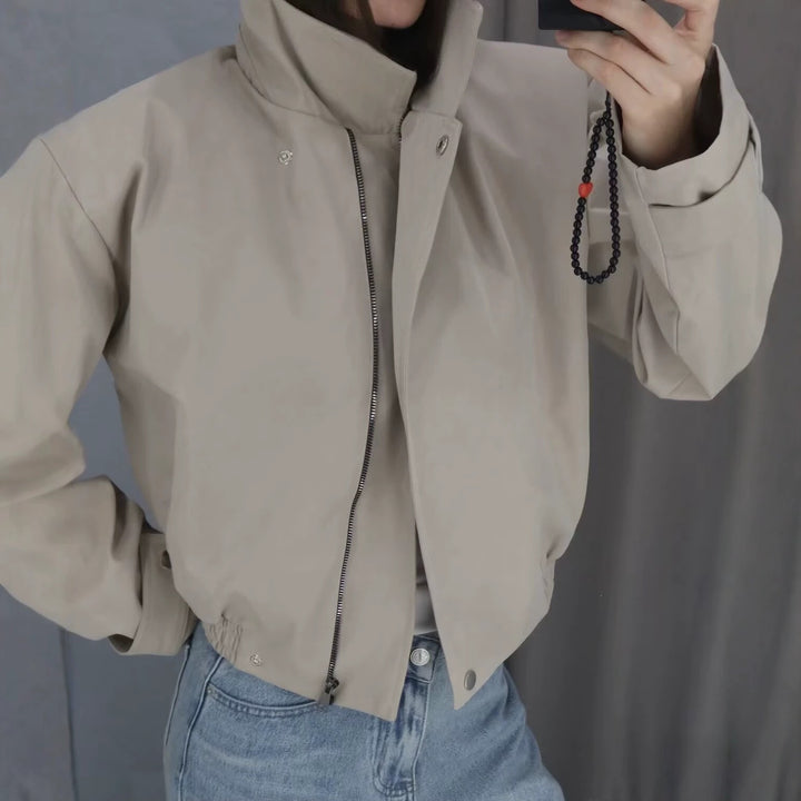 Ladies short jacket with high stand-up collar, elastic waistband and concealed snap button placket Mune Fashion