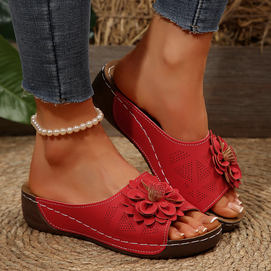 Women's comfortable slides made of synthetic leather with three-dimensional flower appliqué and ergonomic wedge sole Mune Fashion