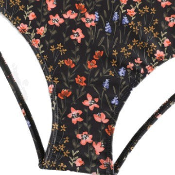 Ladies elegant and body-hugging swimsuit with floral design Mune Fashion