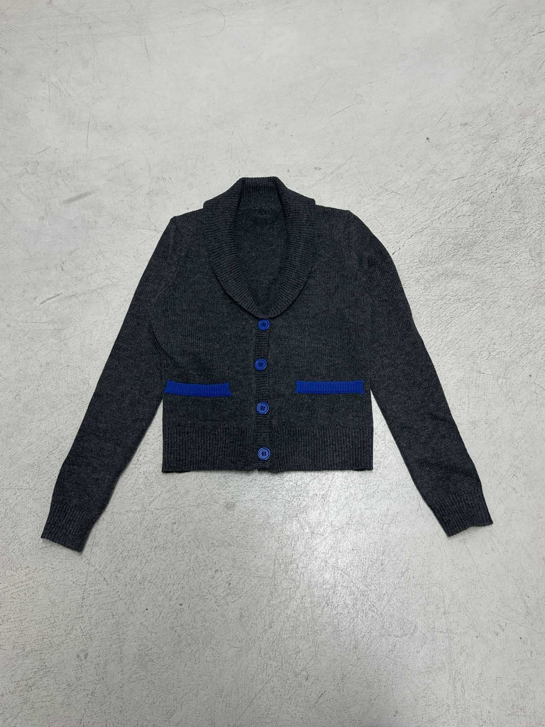Women's short cardigan with shawl collar, decorative button placket and contrasting pocket piping Mune Fashion