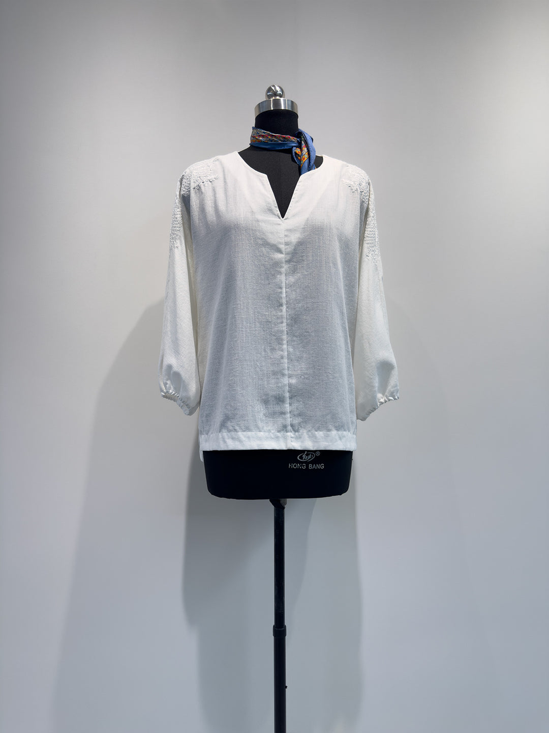 Women Embroidered V-Neck Blouse Mune Fashion