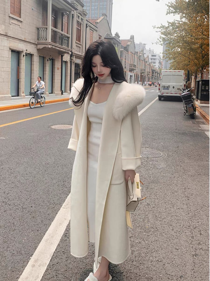 Women's Elegant Wool Blend Coat with Voluminous Fur Collar and Slim Silhouette Mune Fashion