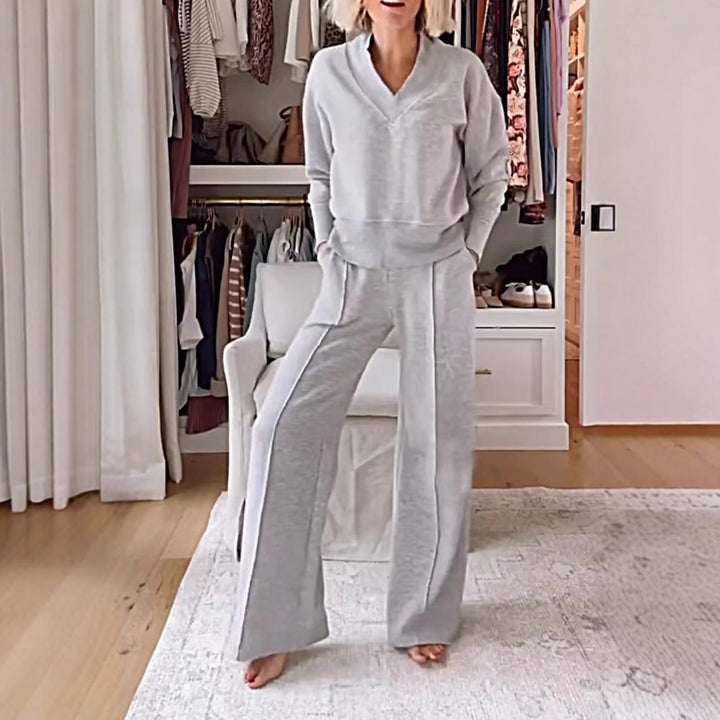 Ladies two-piece lounge set made of soft jersey with V-neck and wide palazzo pants cut Mune Fashion