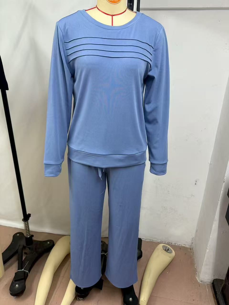 Women’s lounge set made of soft sweat fabric with gathered top and wide-cut joggers Mune Fashion