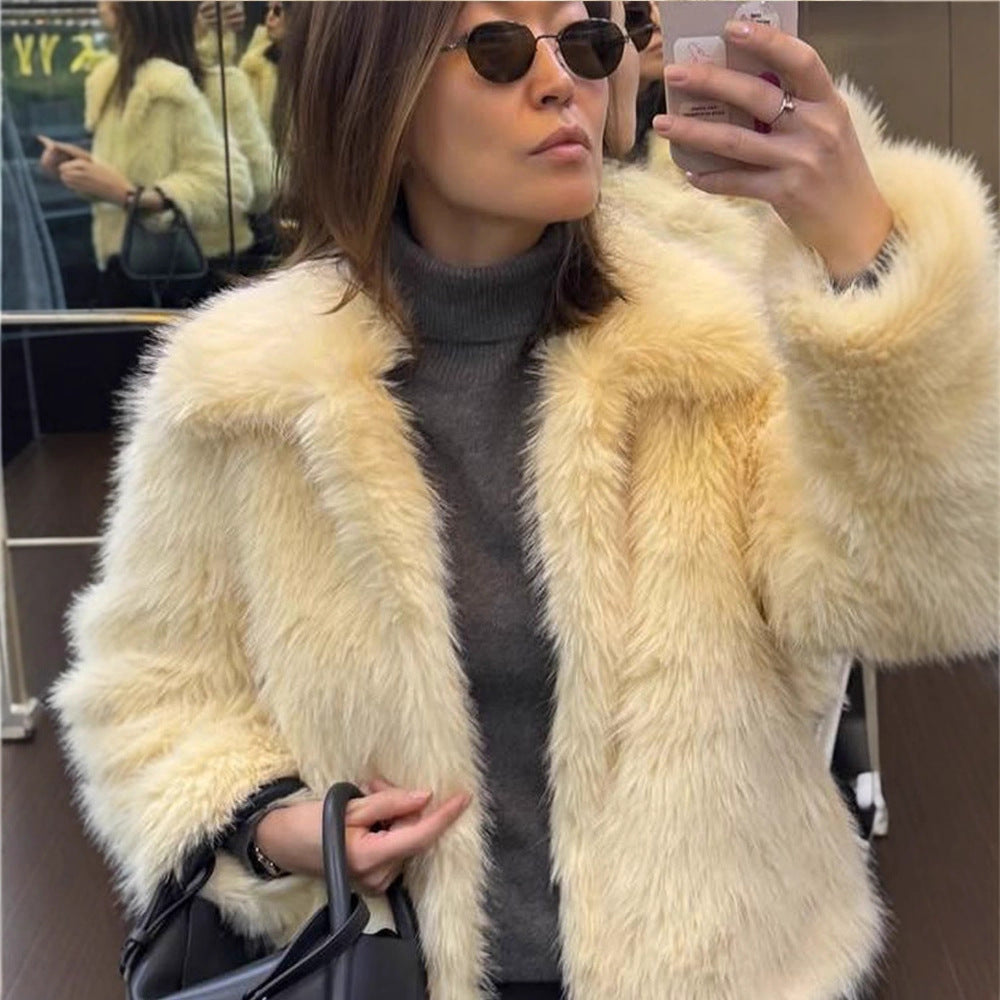 Women Short Blouson made of long-fiber synthetic fur with boxy silhouette and shawl collar Mune Fashion