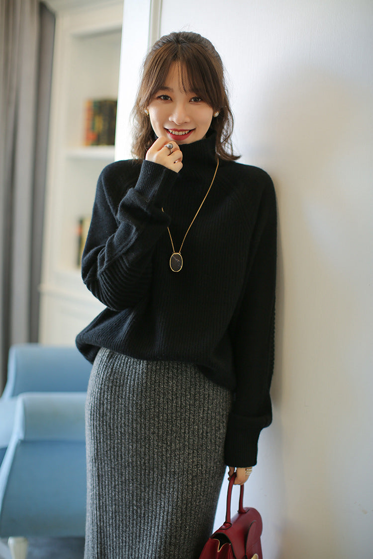 Women's turtleneck sweater made of fine ribbed knit with raglan sleeves and a relaxed silhouette Mune Fashion
