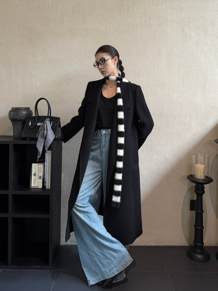 Women's Oversize Wool Coat with Structured Shoulder Section and Elegant Lapel Mune Fashion