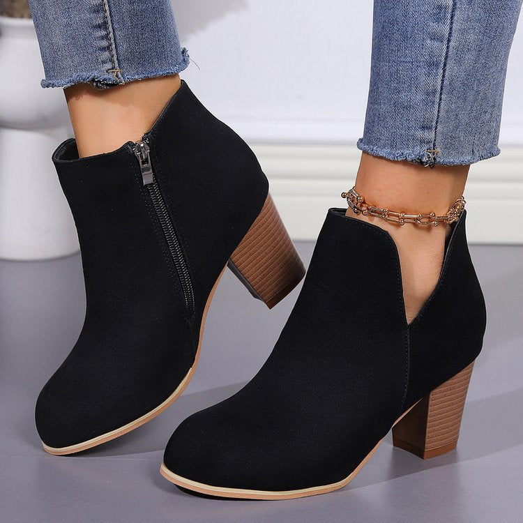 Damen Kurzstiefeletten mit V‑Ausschnitt, seitlichem Reißverschluss und robustem Blockabsatz Mune Fashion