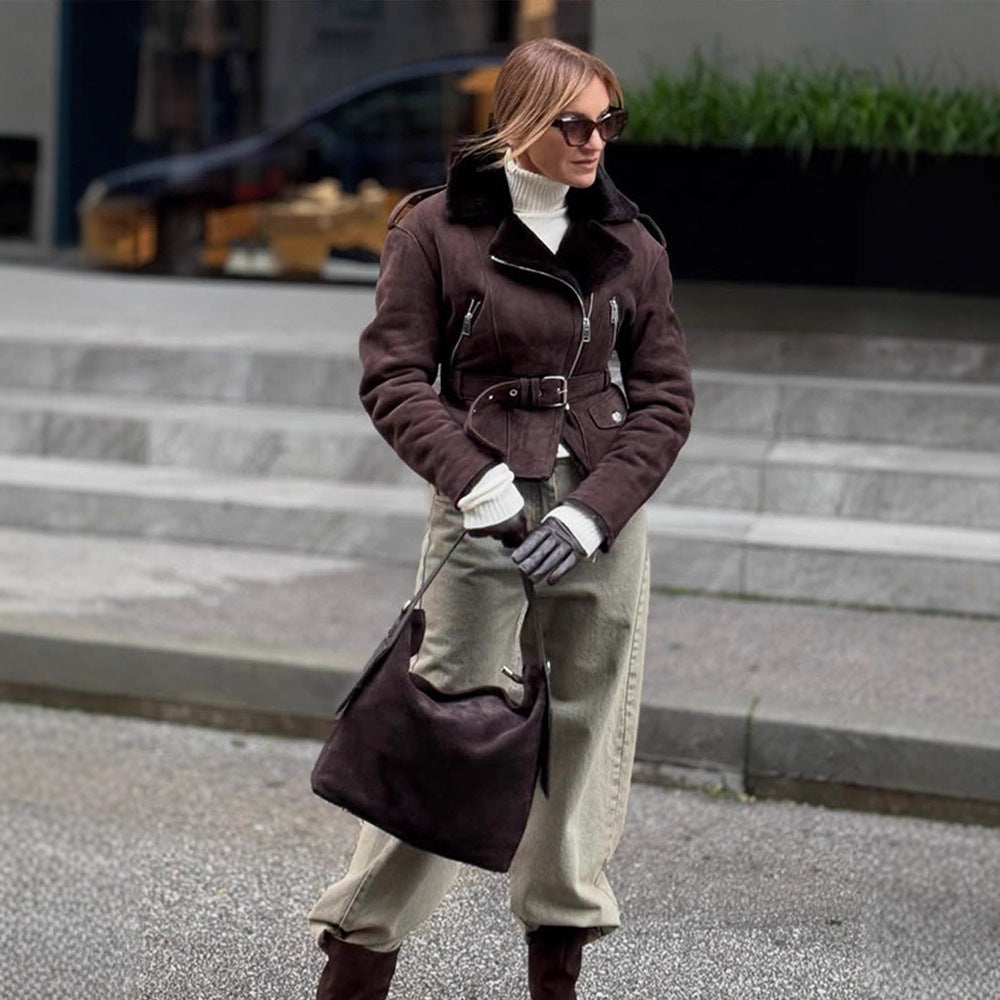 Women's short jacket in biker style made of faux suede with teddy lining and belted waist Mune Fashion