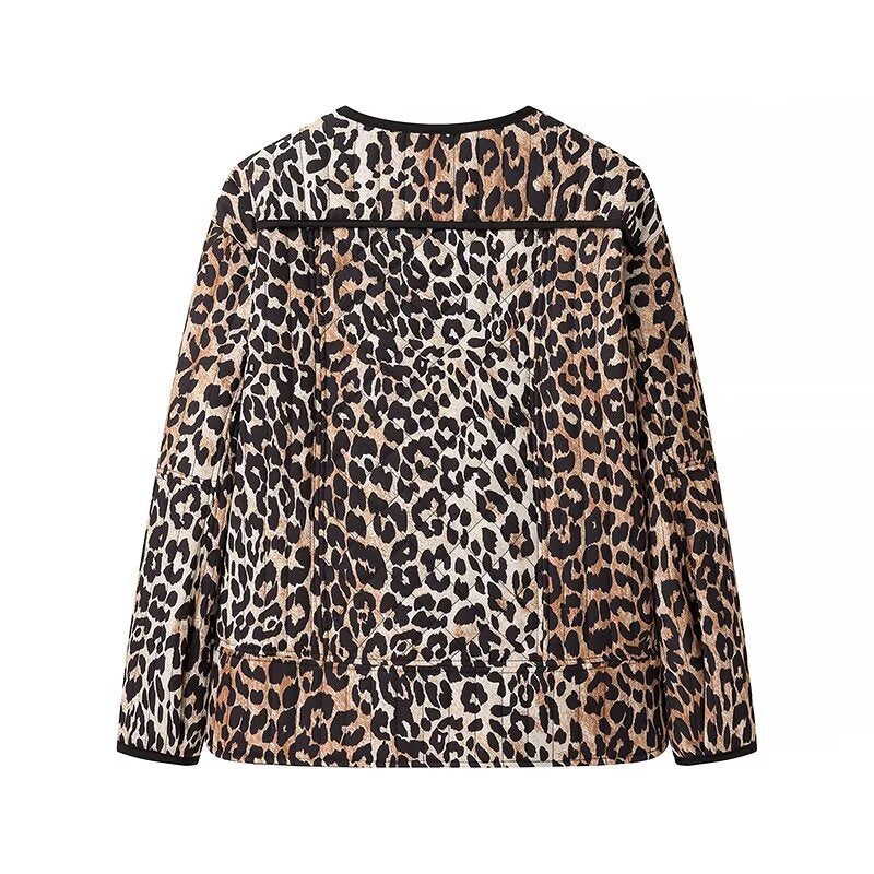 Women's short jacket in oversized cut with leopard jacquard, contrasting piping and flap pockets Mune Fashion