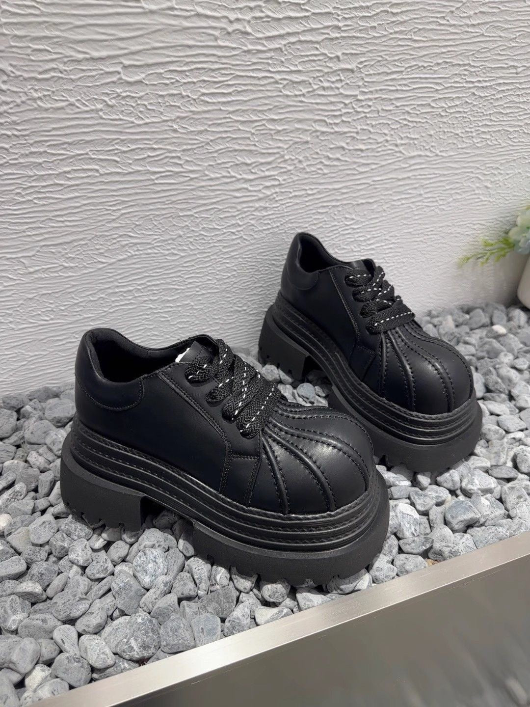 Ladies Fashionable Chunky Sneakers with Robust Platform Sole Mune Fashion