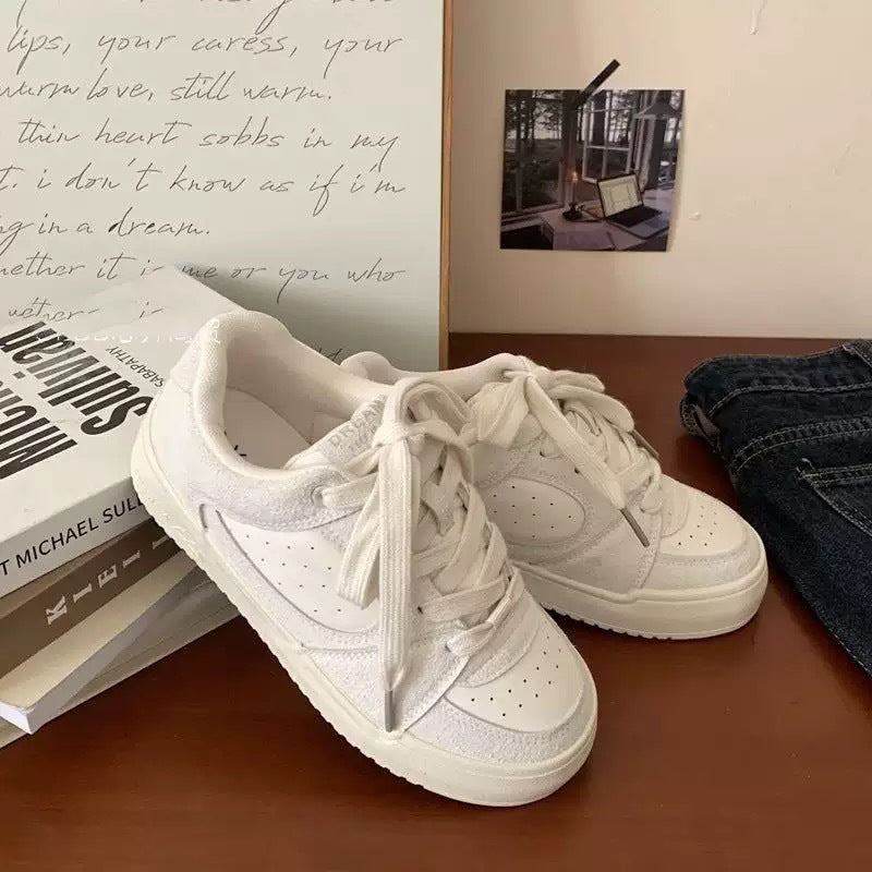 Women's sneakers in modern minimalist design with breathable surfaces and padded insole Mune Fashion