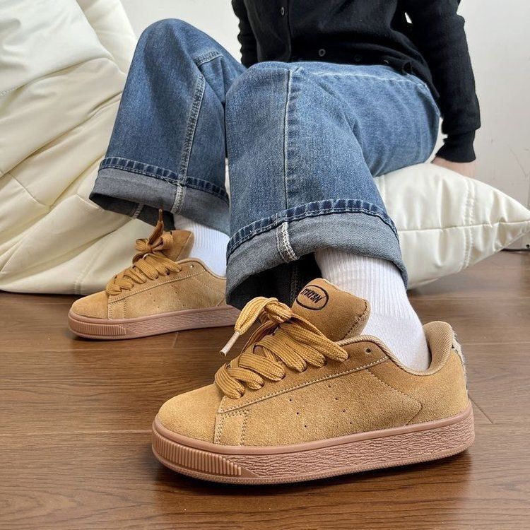 Women's sneakers made of soft suede with classic sole Mune Fashion