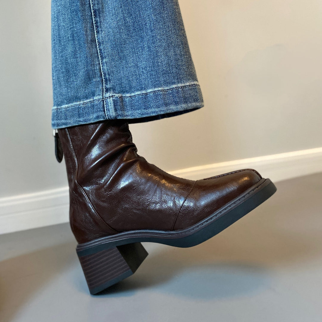 Women's ankle-high leather ankle boots with square toe and back zipper Mune Fashion