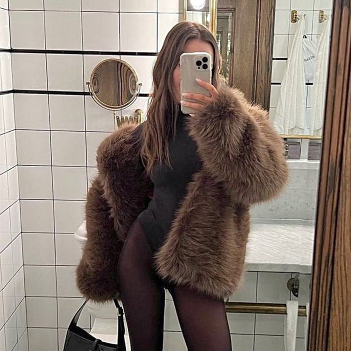 Ladies short jacket made of voluminous high-pile faux fur with oversized silhouette Mune Fashion