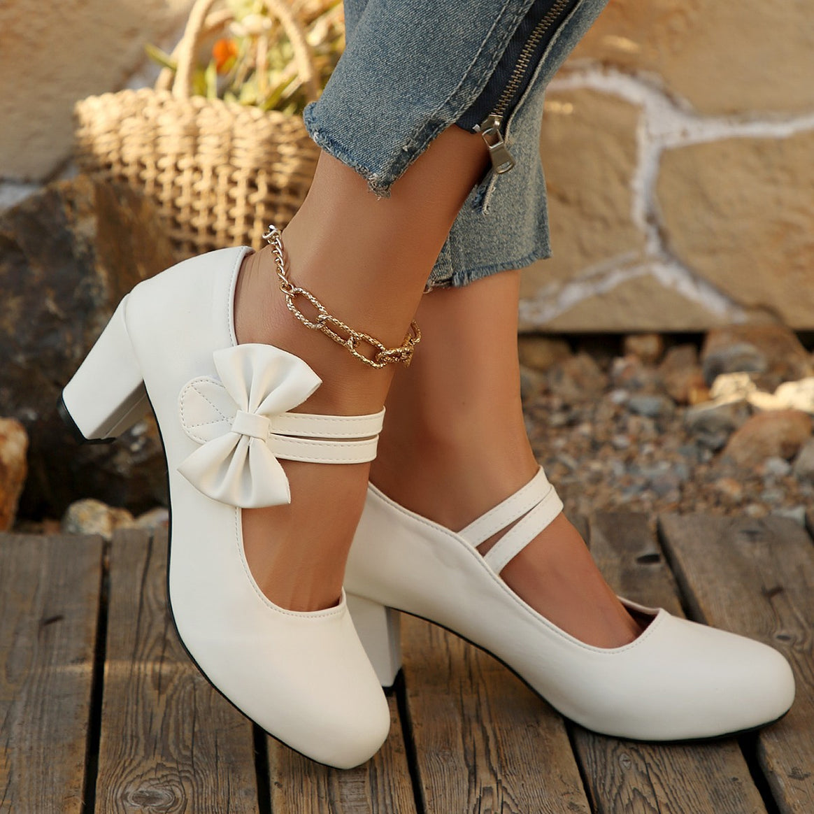 Ladies Patent Mary Jane Pumps with decorative bow and mid-high block heel Mune Fashion
