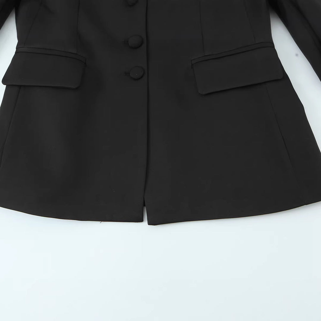 Women Elegant tailored blazer with covered buttons and flap pockets Mune Fashion