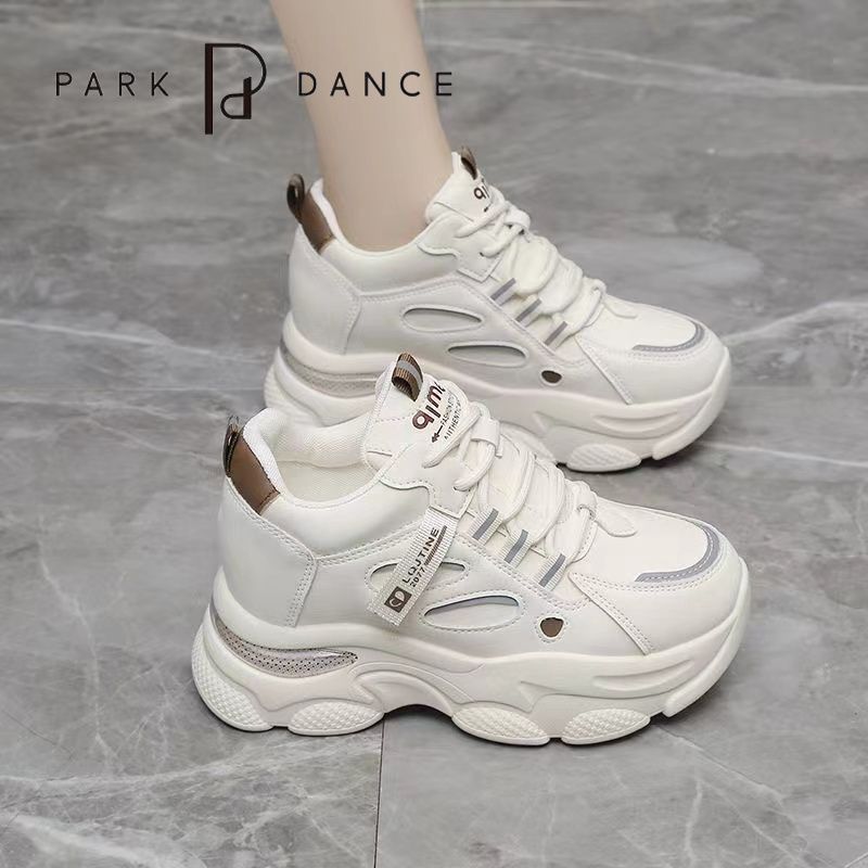 Women's sporty sneakers with airy mesh surface and sturdy sole Mune Fashion