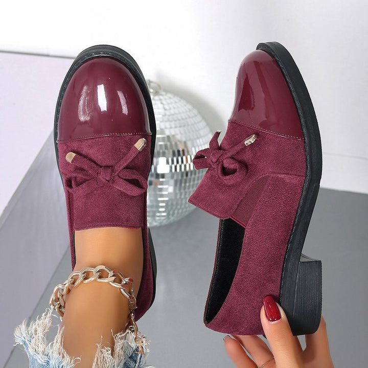 Damen Lack- und Wildlederslipper mit Zierschleife und niedrigem Blockabsatz Mune Fashion