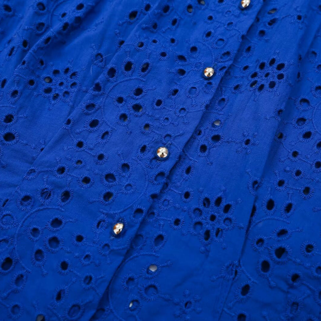 Ladies Sleeveless Eyelet Embroidery Blouse with Shirt Collar and Mother-of-Pearl Button Placket Mune Fashion