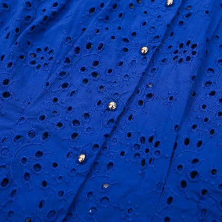 Ladies Sleeveless Eyelet Embroidery Blouse with Shirt Collar and Mother-of-Pearl Button Placket Mune Fashion