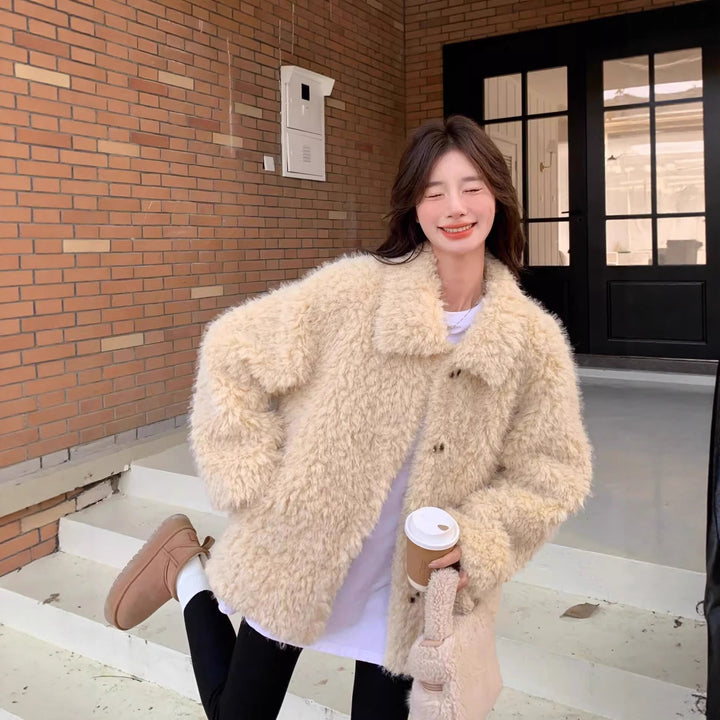 Women's short coat made of teddy fleece with oversized cut, stand-up collar, and patch pockets Mune Fashion