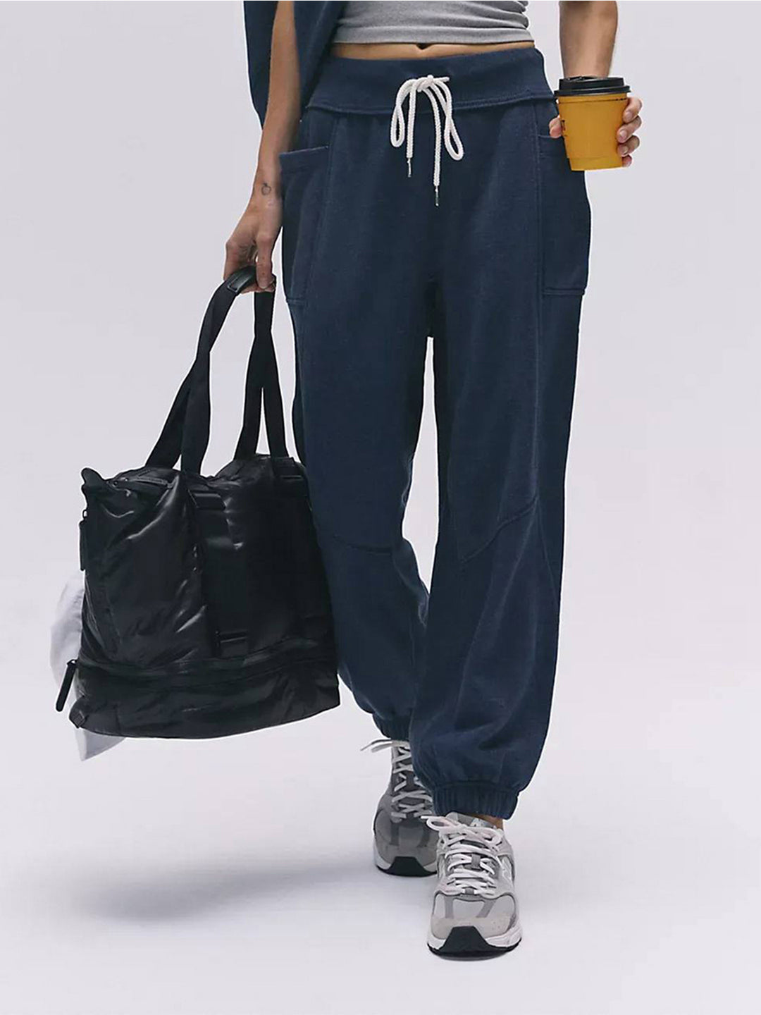 Women's oversized sweatpants in baggy cut with high waistband fit and drawstring Mune Fashion