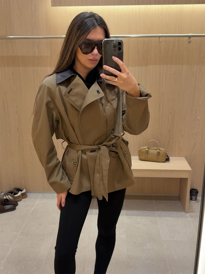 Women's short trench coat with tailored silhouette, tie belt and contrast collar Mune Fashion
