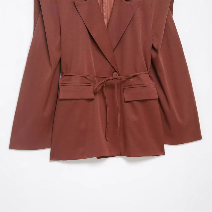 Women's tailored blazer with distinctive shoulder pads, tie belt and flap pockets Mune Fashion