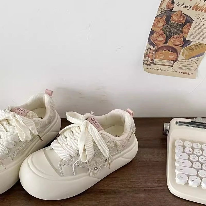 Ladies sporty sneakers with floral design and comfortable sole Mune Fashion