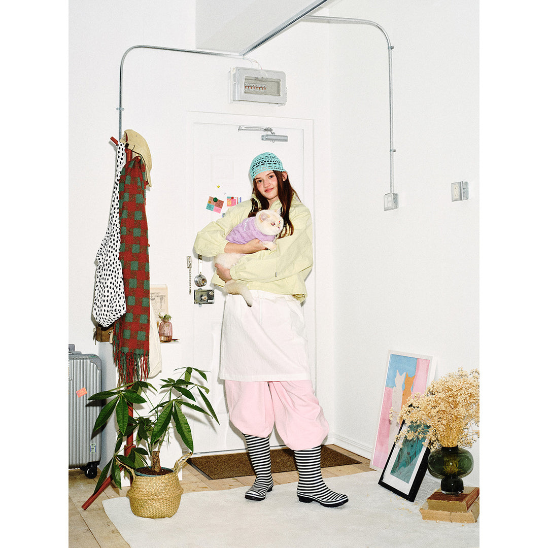 Women's short-cut wind jacket with high stand-up collar, drawstring and elastic cuffs