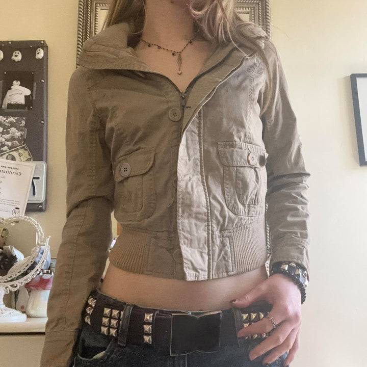 Women's short utility blouson jacket with high stand-up collar, flap pockets and elastic waistband Mune Fashion