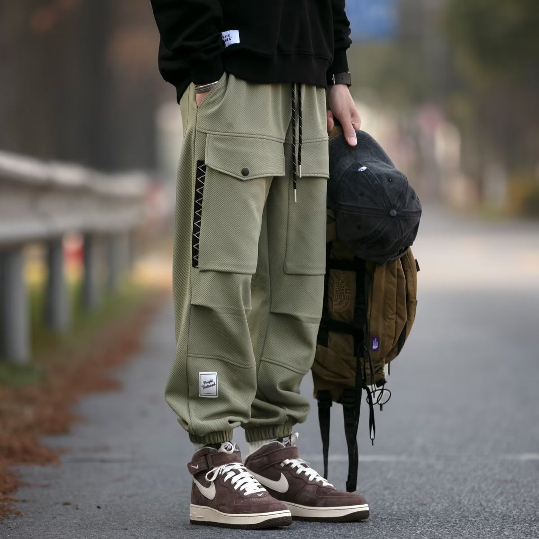 Men's wide cargo jogging pants with drawstring, flap pockets, and elastic cuffs Mune Fashion