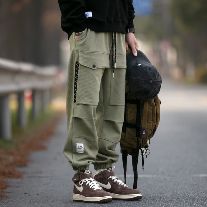Men's wide cargo jogging pants with drawstring, flap pockets, and elastic cuffs Mune Fashion