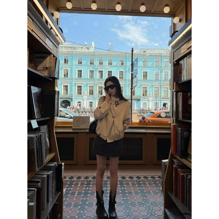 Women's short trench coat in boxy cut with double-breasted button placket and stand-up collar Mune Fashion