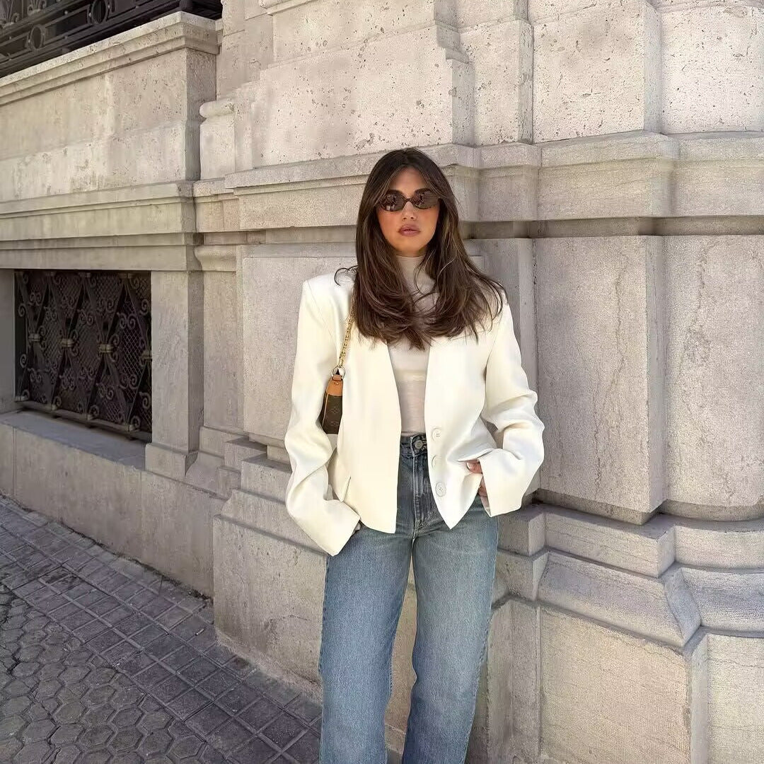 Women's tailored short blazer without collar with concealed button placket and flap pockets Mune Fashion