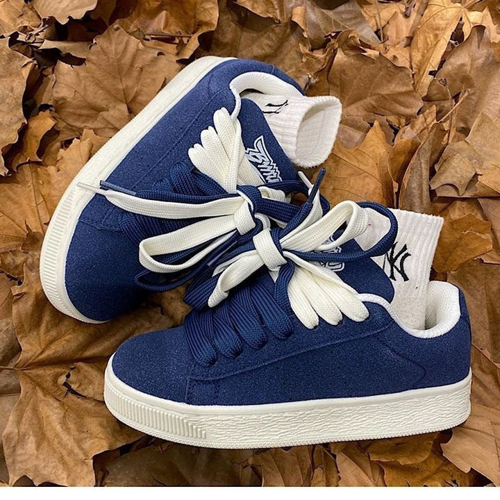 Women's retro-style sneakers with padded tongue and breathable upper material Mune Fashion